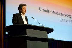 Die Laudatio der Urania-Medaille 2022 hat der Vizekanzler und Bundesminister für Wirtschaft und Klimaschutz Dr. Robert Habeck, MdB, übernommen.