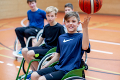 Rudi Cerne, Botschafter der Aktion Mensch, besucht das Training eines Teams im Rollstuhlbasketball mit Spielern mit und ohne Behinderung in der Halle des Michaeli-Gymnasiums Mnchen.